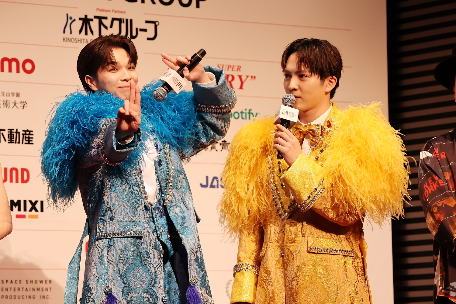 「うれしすぎて滅！」と突然ポーズを決めた塩﨑太智（左 / M!LK）を慣れた様子でやり過ごす吉田仁人（右 / M!LK）。